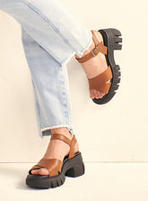 Sandália em Couro Tratorada Maitê Caramelo